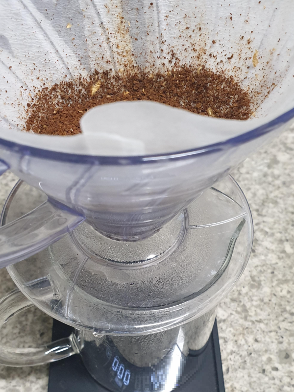 드리퍼 안에 커피 파우더가 들어 있는 모습