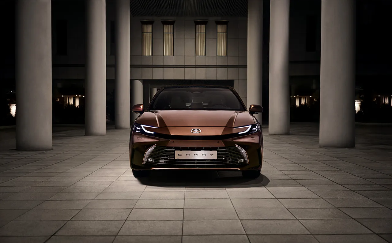 2025 토요타 캠리 하이브리드 차량 및 정보 이미지