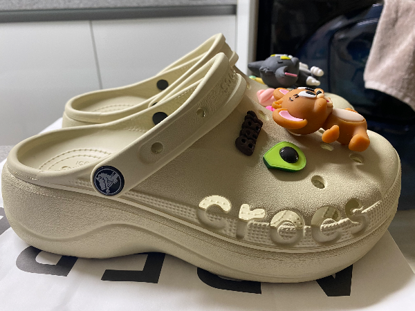 크록스 샌들 옆모습