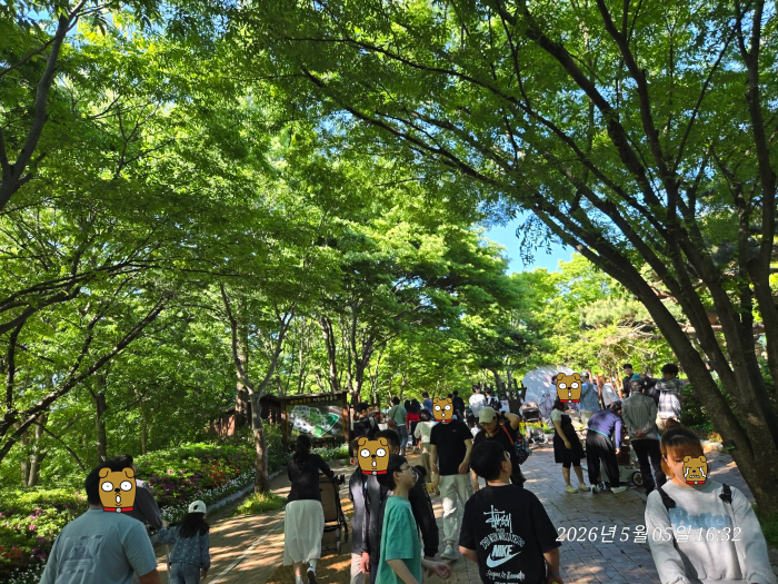 동물원 입구쪽 기대감에 부푼 사람들