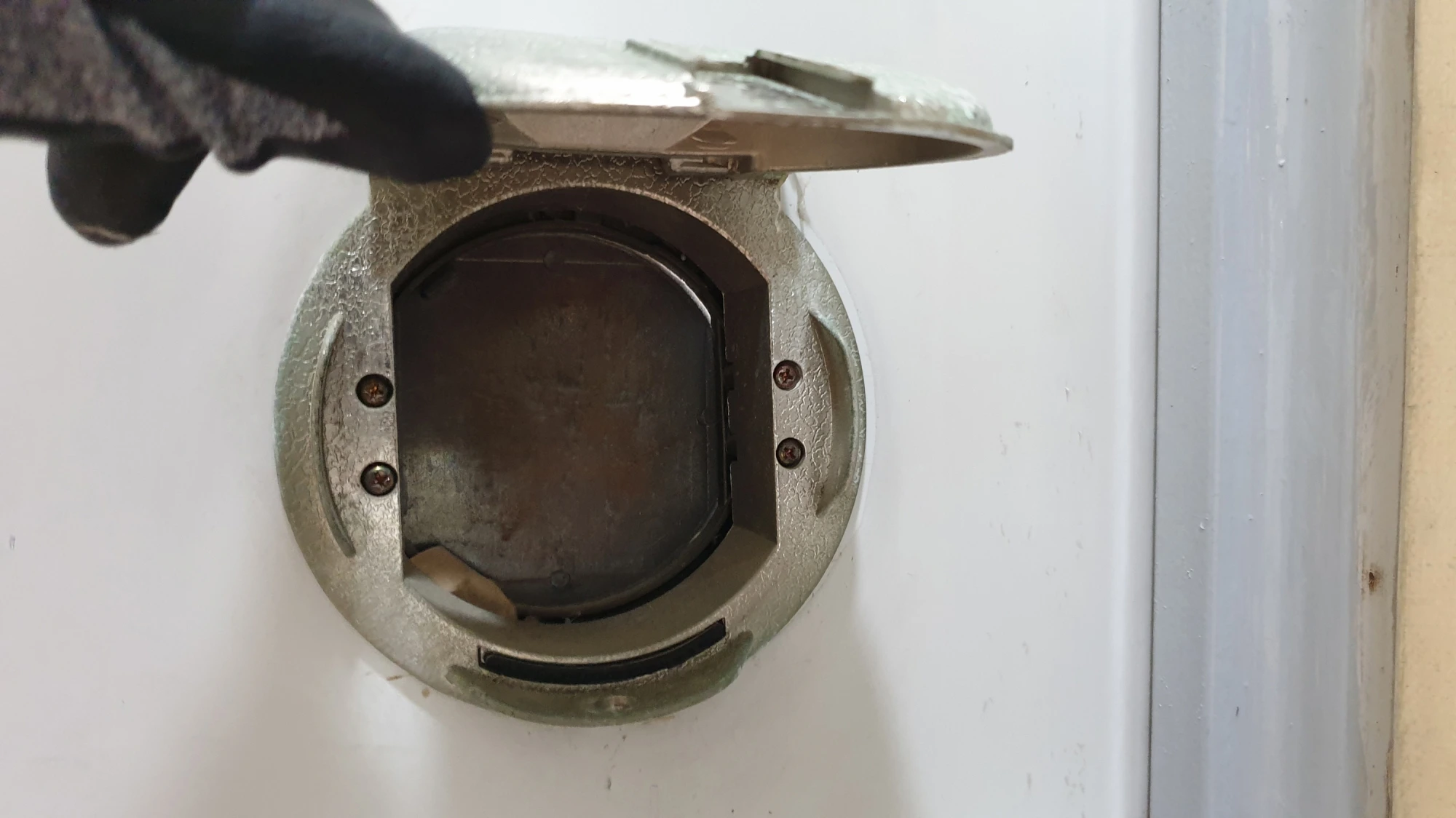 우유투입구 고정 볼트 위치