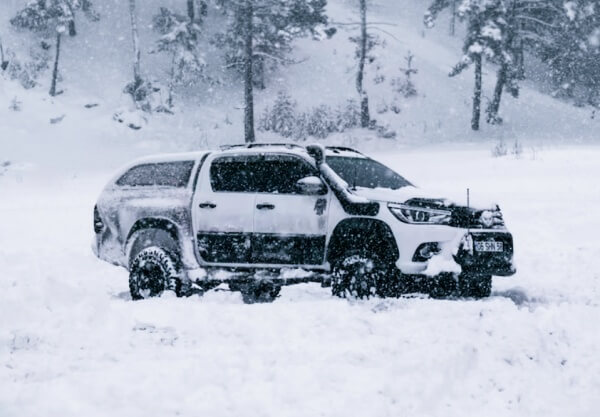 눈속에-빠진-자동차