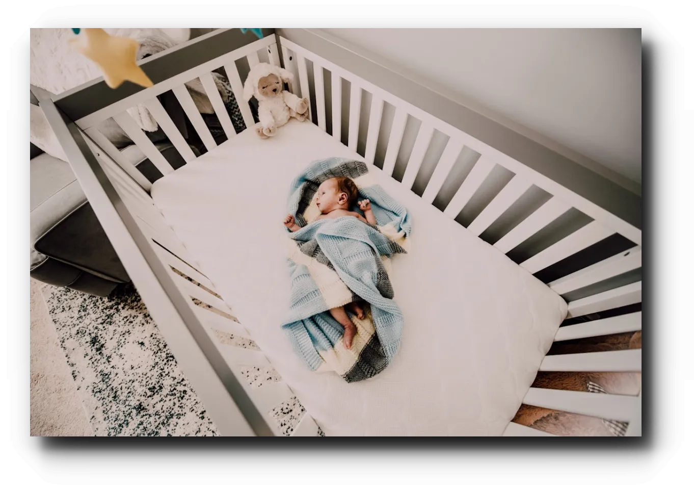 침대에-혼자-누워있는-아기