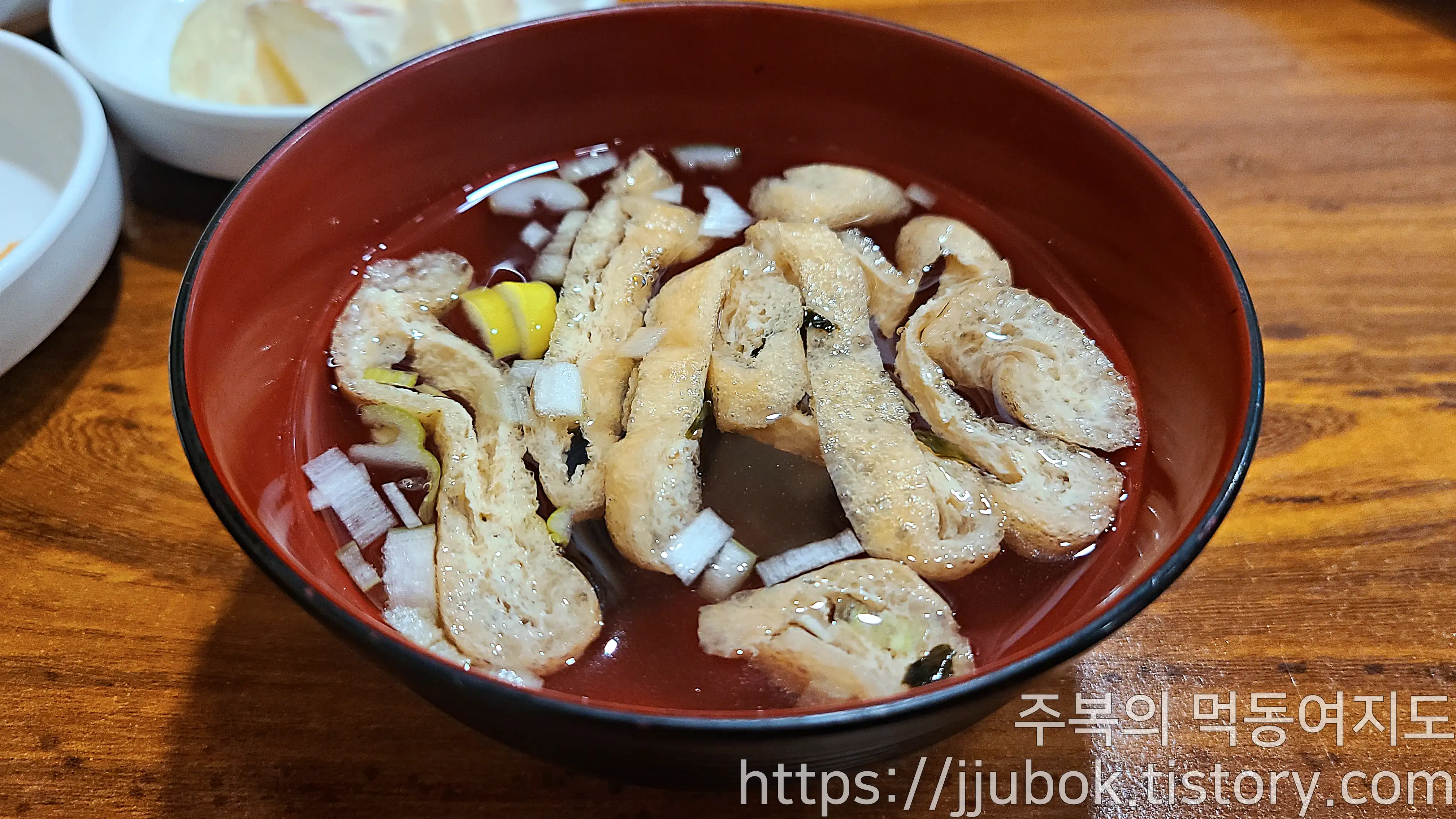 유래초밥-밑반찬-간장국물