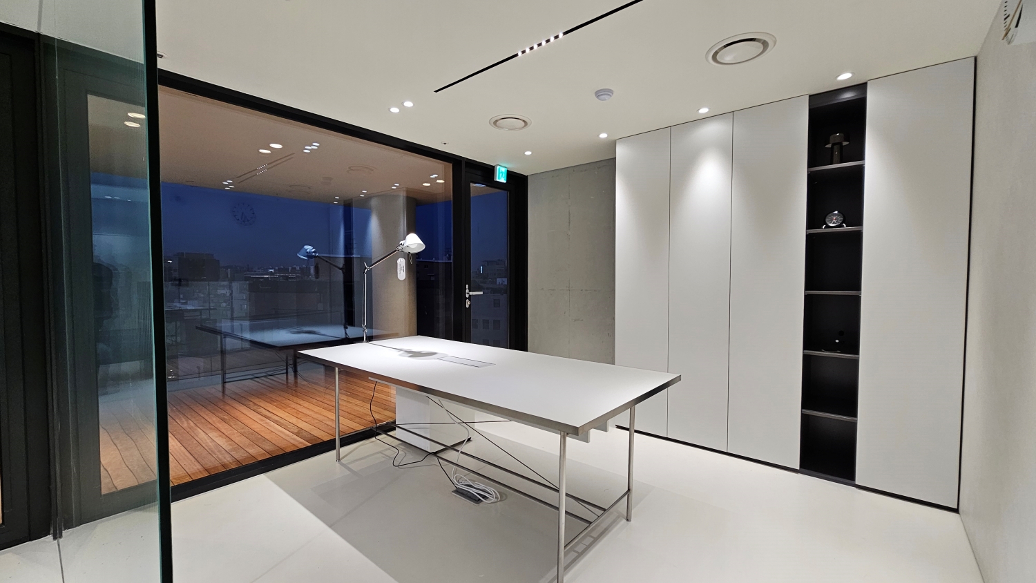 모던한 느낌이 물씬 풍기는 PET 가구