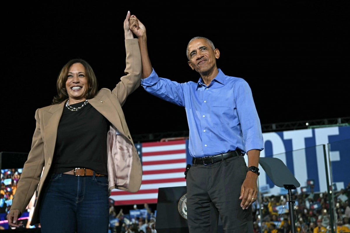 버락 오바마 전 미국 대통령이 10월 24일(현지 시간) 조지아주 클라크스턴에서 열린 대선 유세장에서 민주당 대선 후보 카멀라 해리스 부통령을 소개하고 있다.