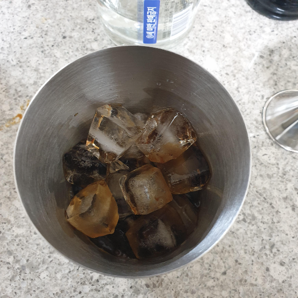 에스프레소 마티니(Espresso Martini) 레시피 알아보기_셰이커에 넣은 재료들