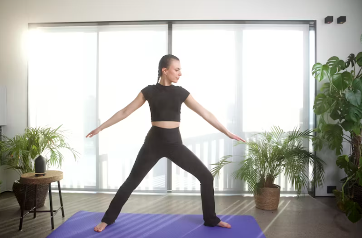 허리 스트레칭을 하는 여성, 실내에서 요가 매트 위 자세 교정 운동 중