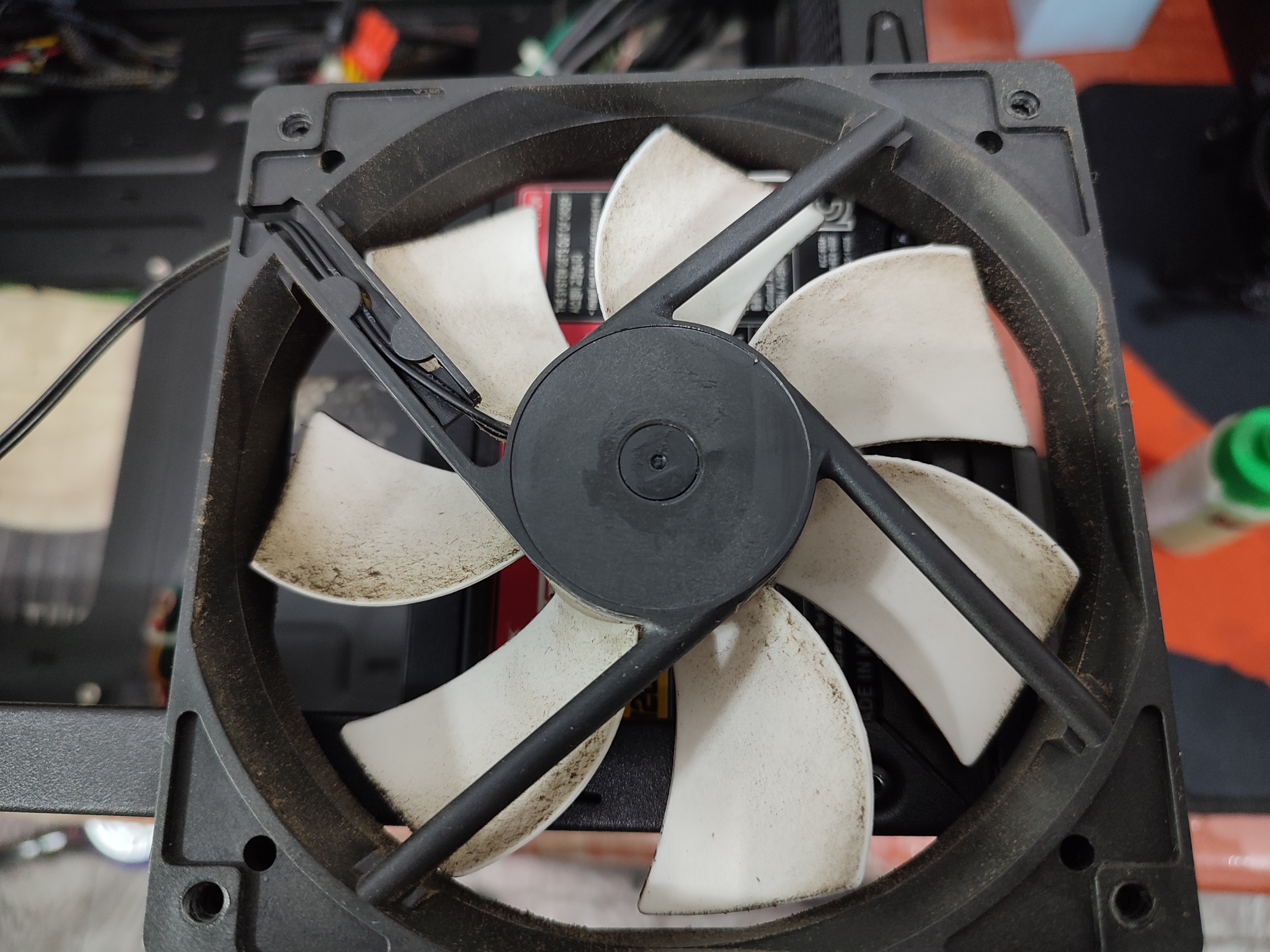 플라스틱 마개를 닫았는데 기름이 묻었네요.