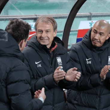 박수치는 클린스만 감독