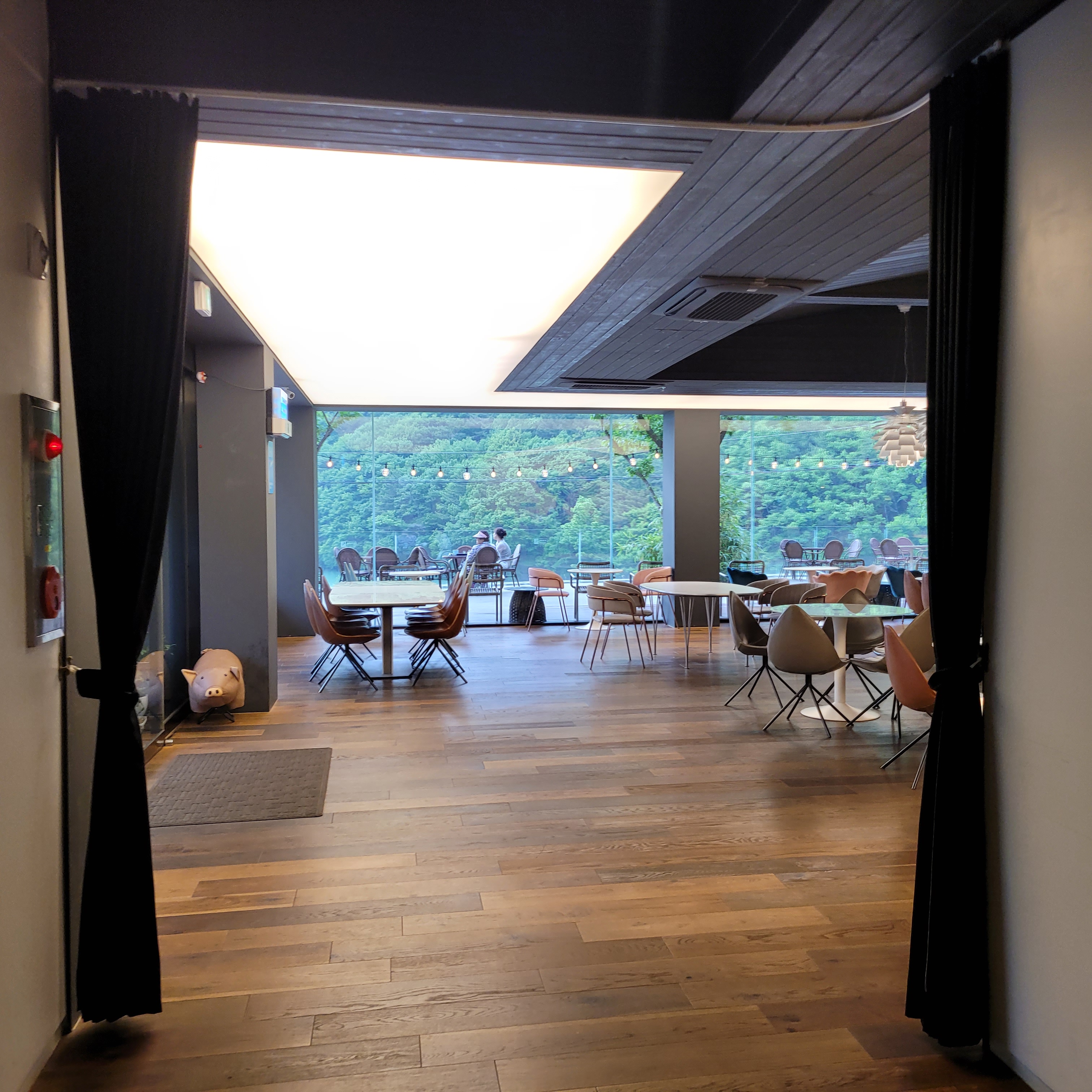 카페 라안의 감성적인 내부 인테리어