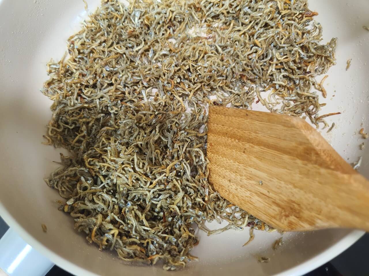 잔멸치 볶는 사진