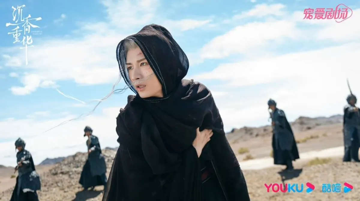 검은옷-모자를-쓰고-사람들에-둘러쌓인-현야-성의