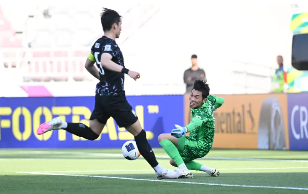 u23-상대골키퍼를 제치고 골을 차는 이영준