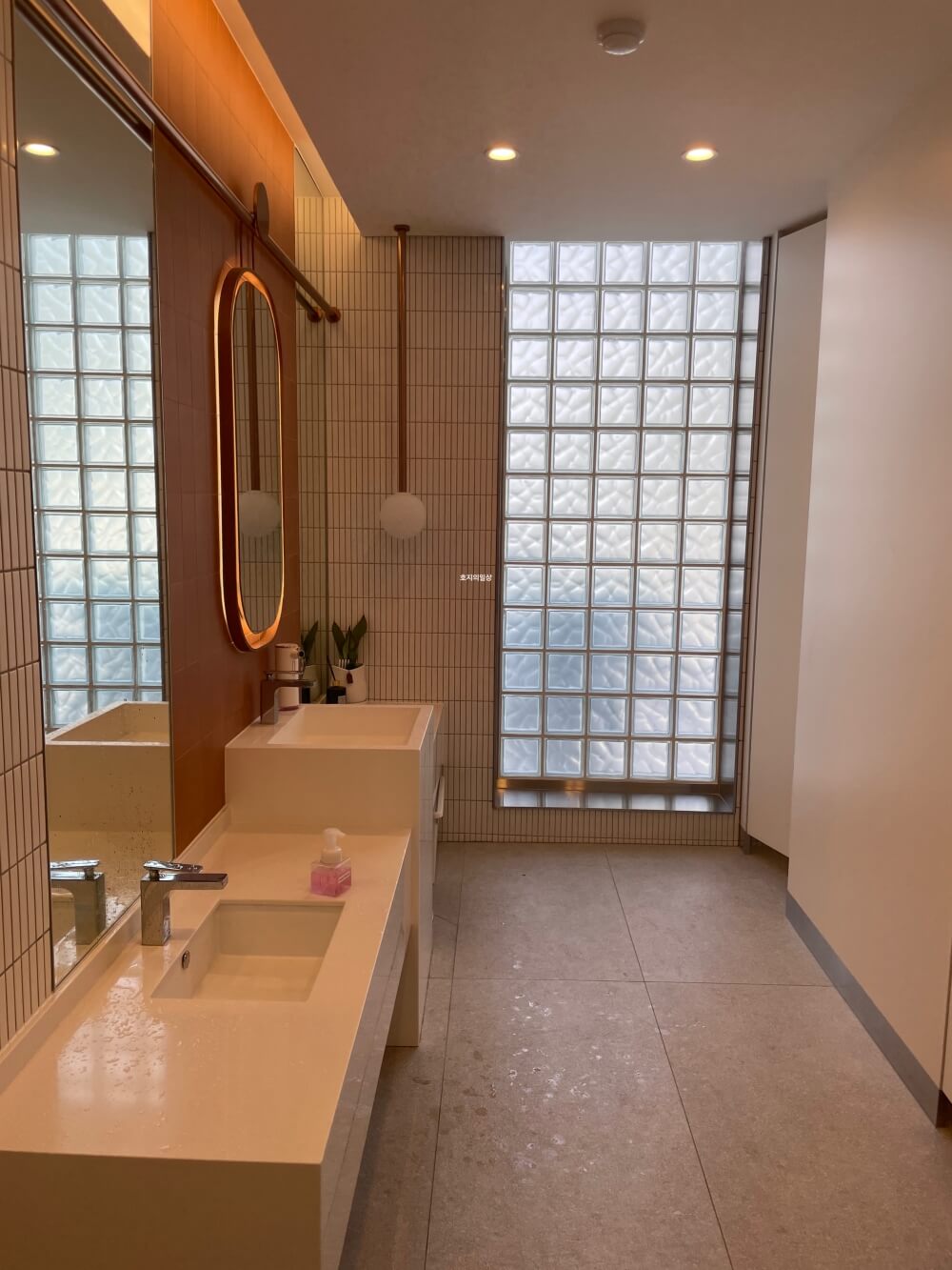 용인 이동 저수지 뷰 카페 맛집 그린 웨일 - 화장실