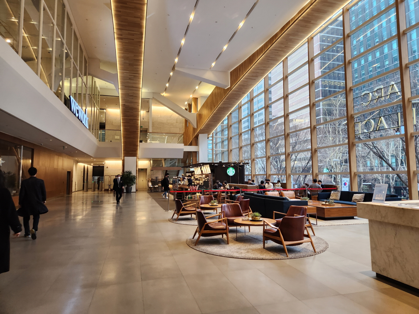 위워크 역삼역점 1층 스타벅스 전경