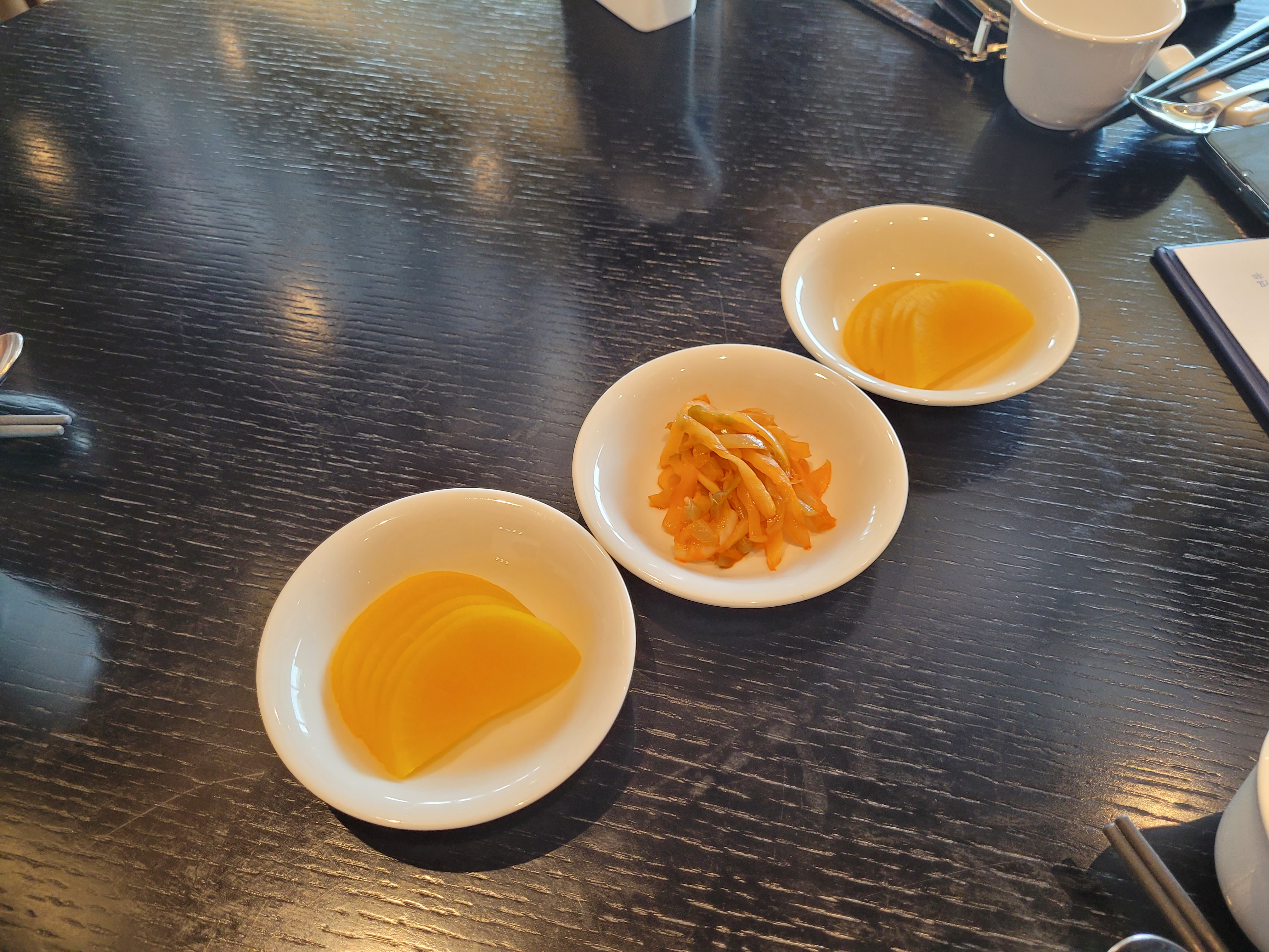 기본반찬인 짜샤이와 단무지