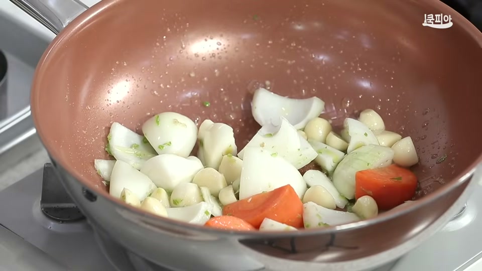 닭과 채소를 볶는 장면
