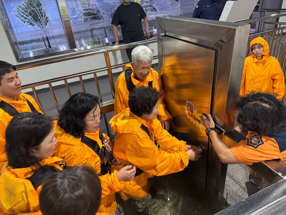 침수 체험을 하는 모습.