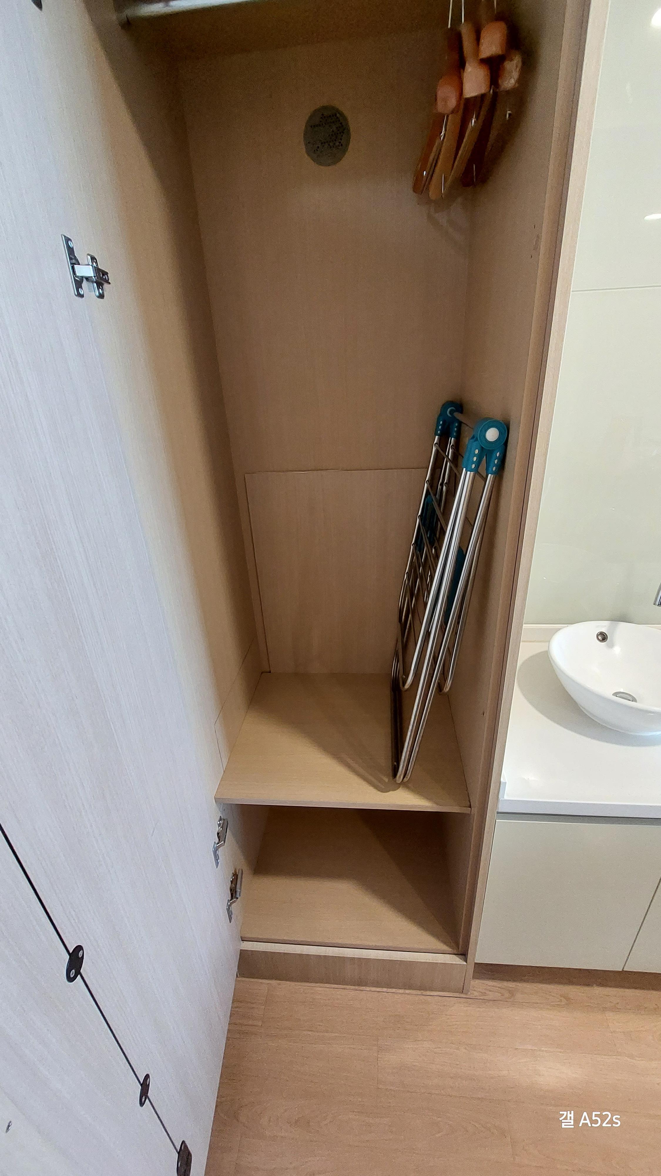 세면대 왼쪽 옆은 옷장이 있습니다.
