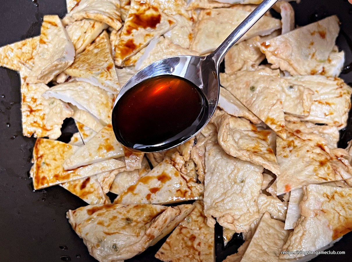 꽈리고추 어묵(오뎅)볶음에 들어갈 어묵 위에 매실액 두르기