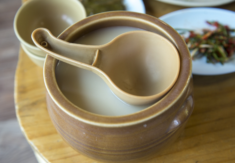 장인의 손길이 만든 예술: 지역 특산주 이야기