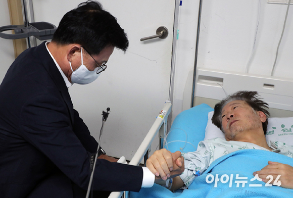 21일 오전 민주당 박광온 원내대표가 서울 중랑구 녹색병원에서 단식 중인 이재명 민주당 대표를 찾아 대화하고 있다. 이날 오후 이 대표 체포동의안이 본회의에서 표결에 부쳐진다. 이 대표는 전날(20일) 페이스북을 통해 직접 부결을 요청했다. [사진=국회공동취재단]