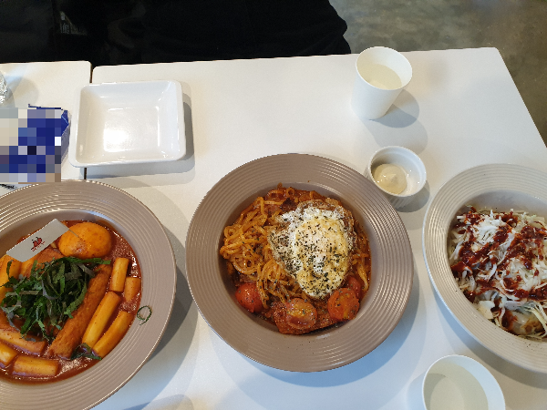 왼쪽부터 떡볶이, 나폴리 라볶이, 4세대 만두가 올려져 있다.