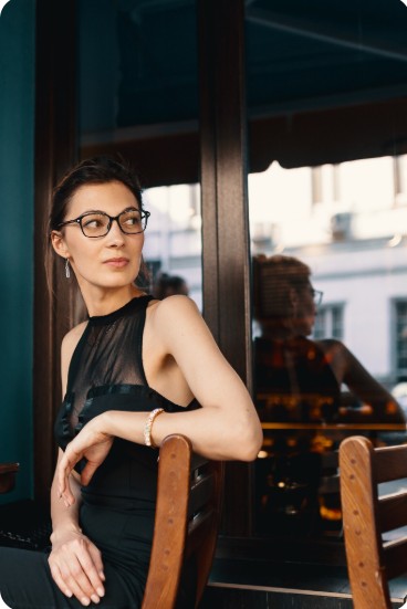 비문증 치료 후 안경을 쓰고 있는 중년 여성