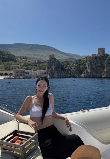 한예슬&amp;#44; 요트 위에서 화이트 비키니로 꾸안꾸 여름 스타일링 선보임