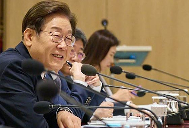 서울 용산구 대통령실 청사에서 열린 비상경제점검 TF 2차 회의를 주재하고있는 이재명 대통령 사진