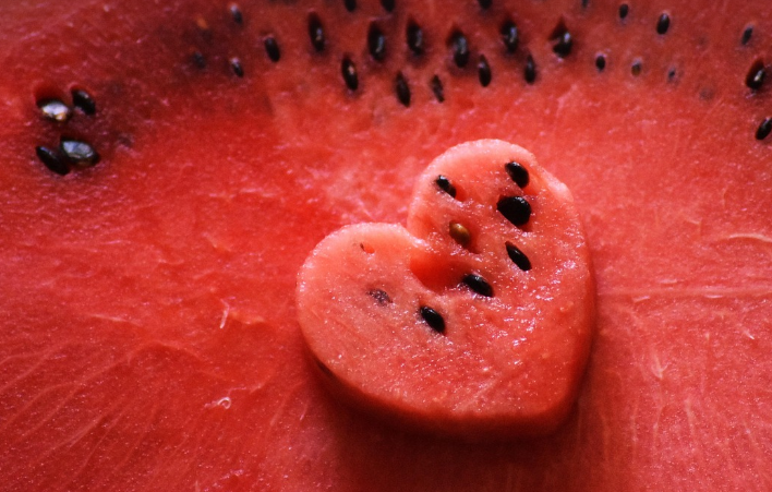 수박 속살 위에 작게 하트모양으로 된 수박이 있다