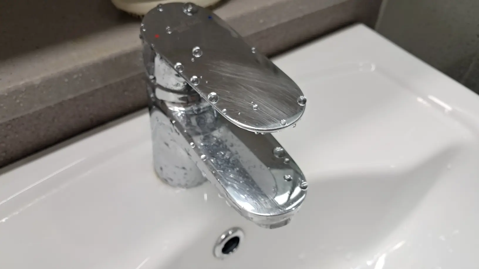 아스토니쉬로-청소후-깨끗해진-세면대