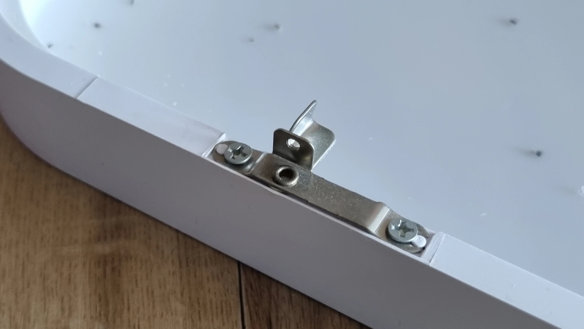 LED 전등 커버 걸쇠 닫힌 모습