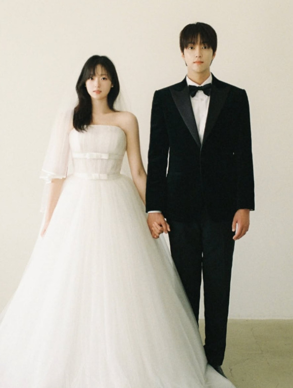 이유진 차경은 손 잡고 선 웨딩드레스 화보