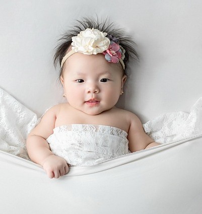 자고 막 일어난 아이