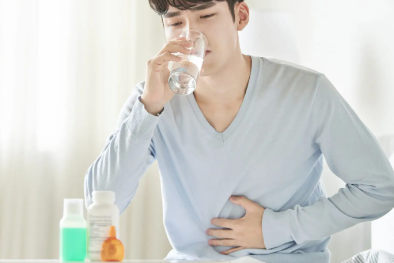 배가 아픈 남성