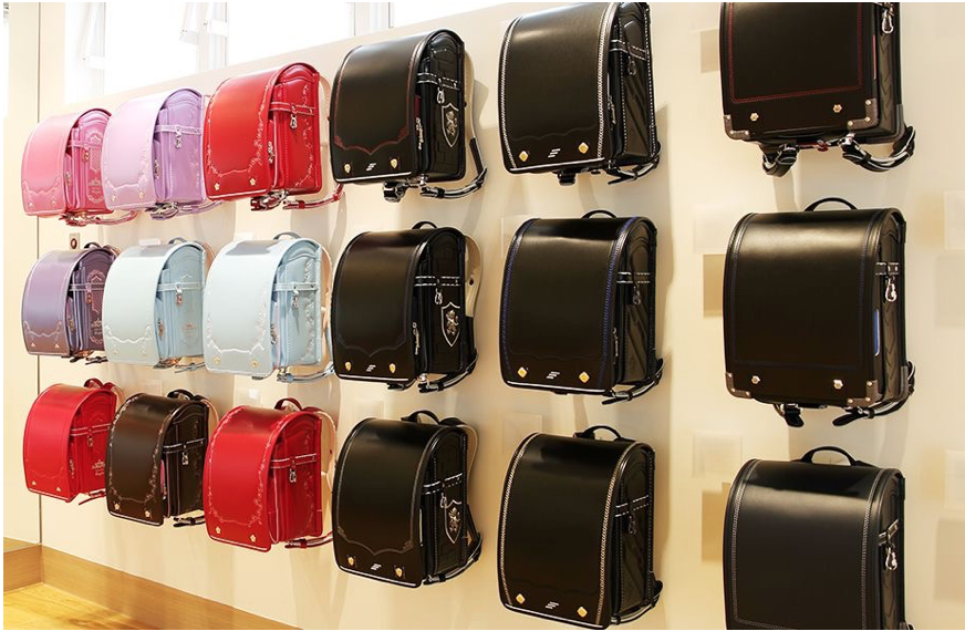 한쪽 벽면에 일본 가방 란도셀 18개가 진열되어 있다