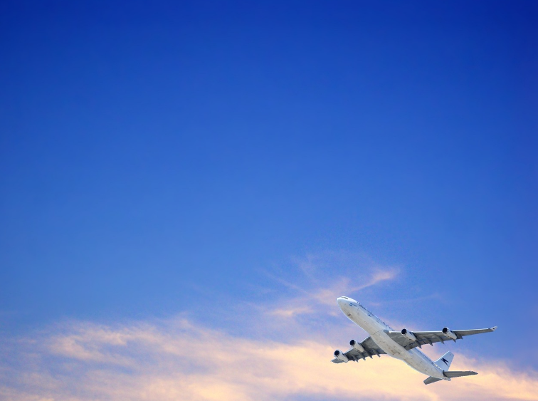 파란하늘에 비행기 이륙사진