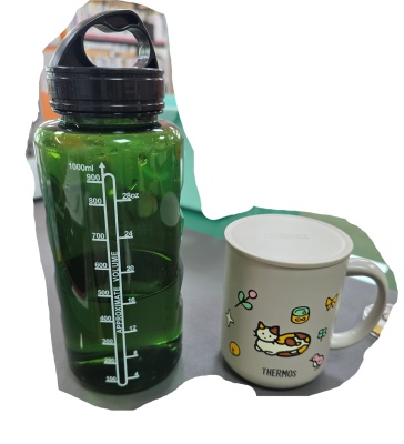 사무실에서 사용하는 물병과 매일 가져다니는 물컵