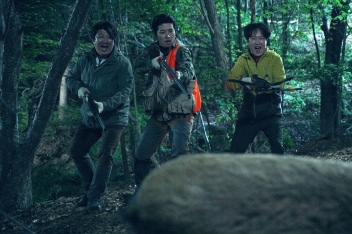 송새벽의친구들이멧돼지를잡았다.