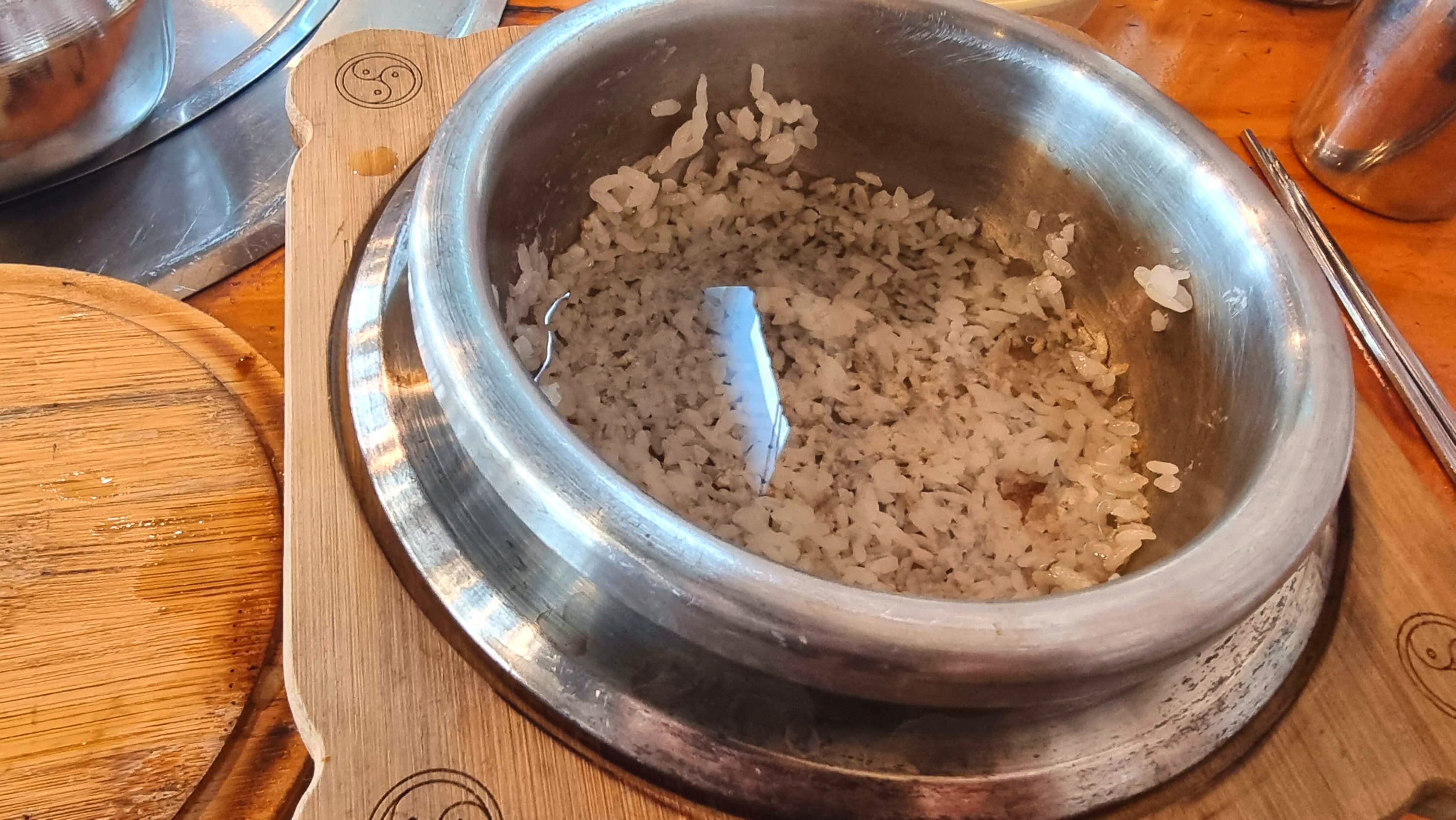 솥밥에 물을 붓고 숭늉을 기다리고 있음