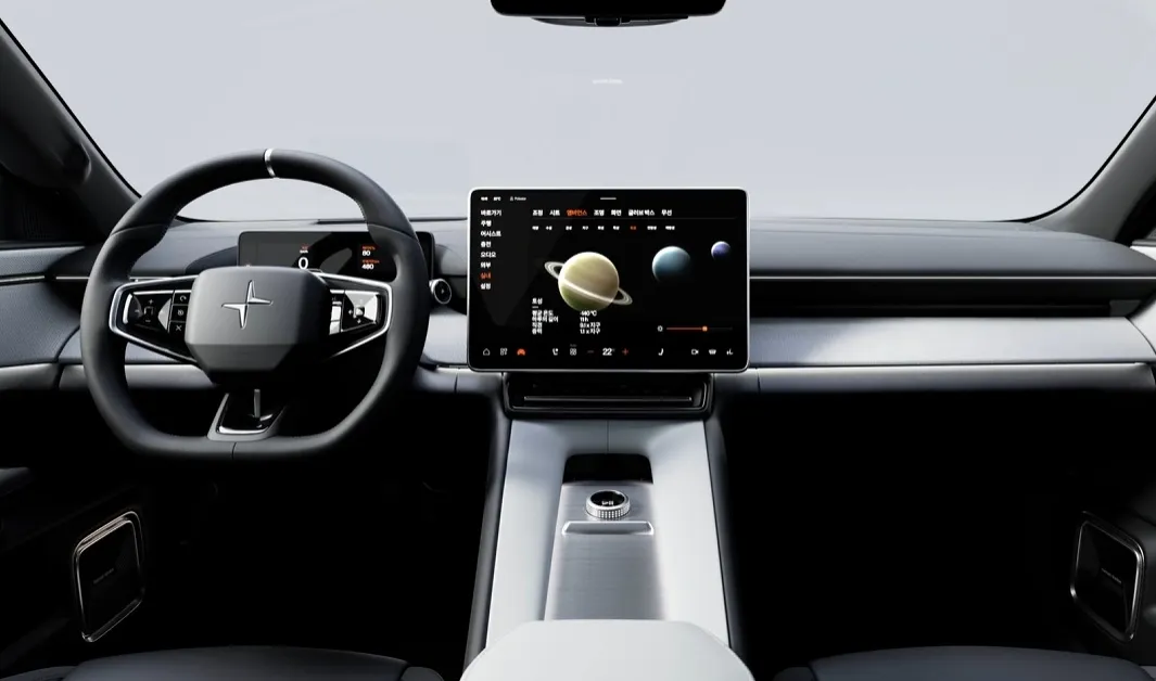 폴스타4 뒷자리에서 앞자리를 본 모습