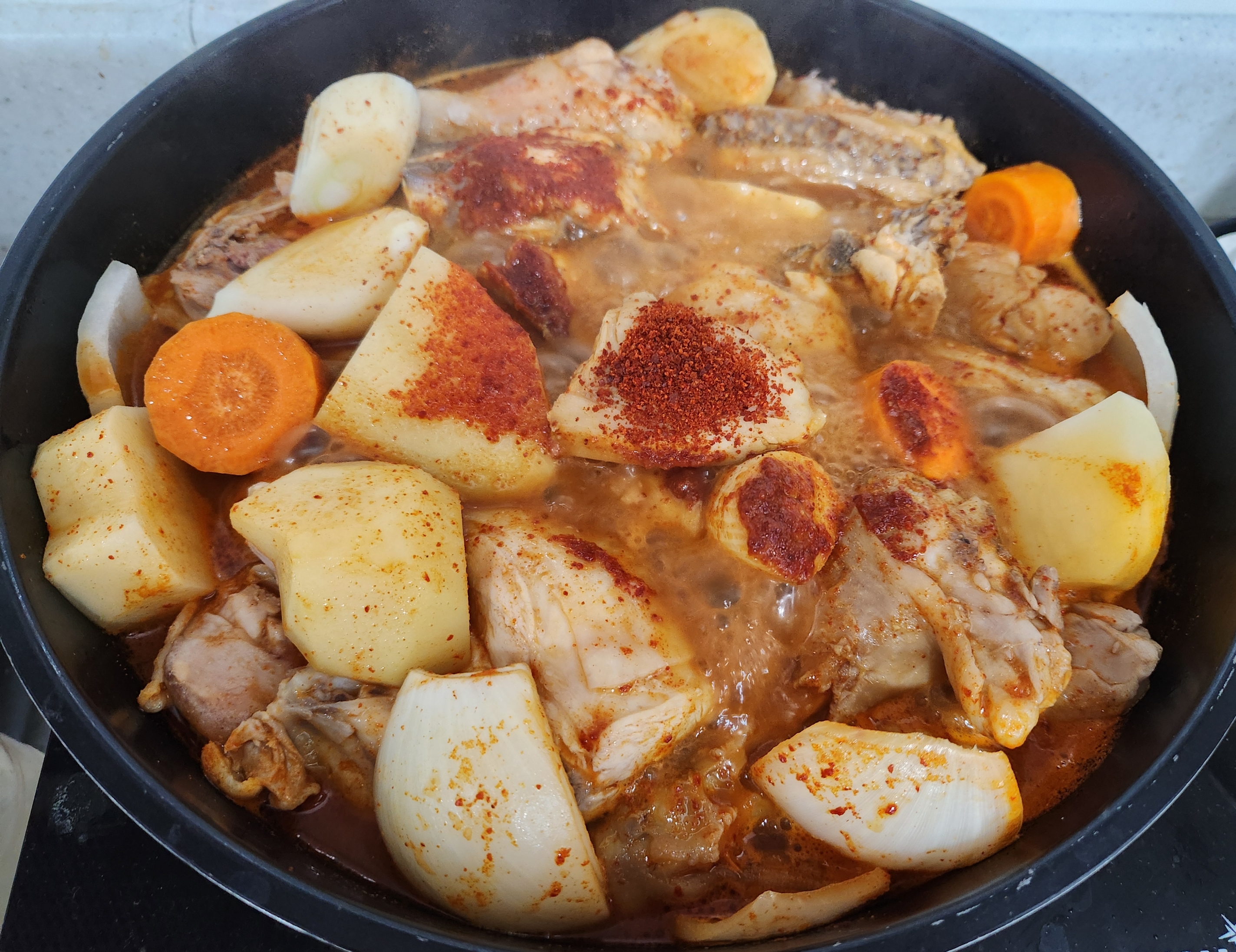 여기에 야채를 넣고 끓이는 모습입니다.