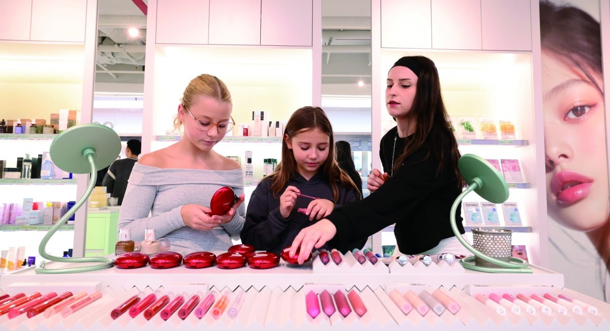 제28차 세계한인경제인대회가 개막한 2024년 10월 28일 오스트리아 비엔나 최대 쇼핑몰인 도나우젠트룸에 위치한 한국 화장품 매장 미모미모가 현지인들로 붐비고 있다.