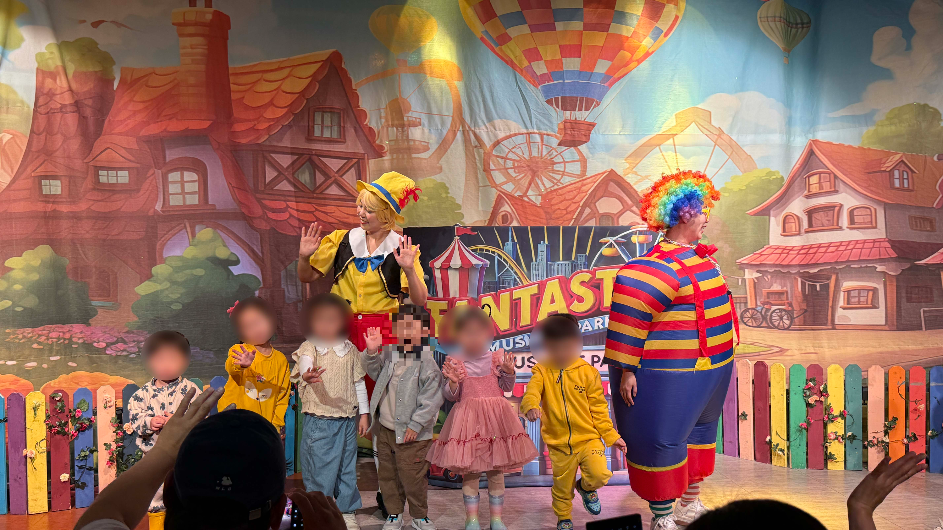 무대에서 피노키오와 사진찍기