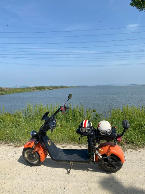 바다 풍경과 전동바이크 사진