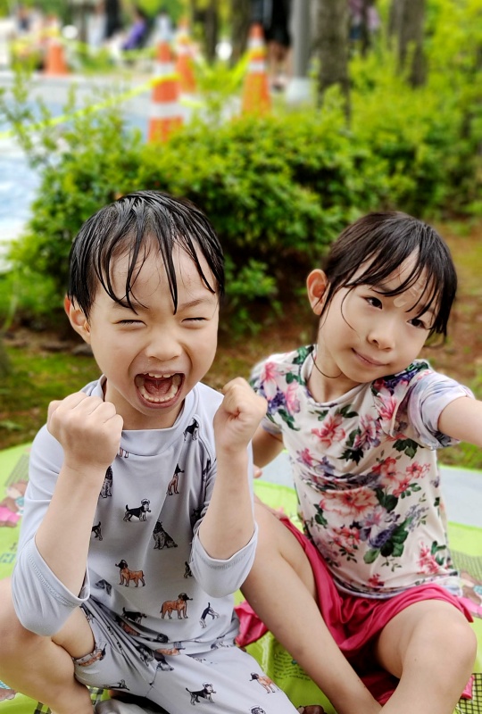 잔디밭에 돗자리를 펴고 쉬는 시간에 놀고있는 쿠앙이 쿠웅이