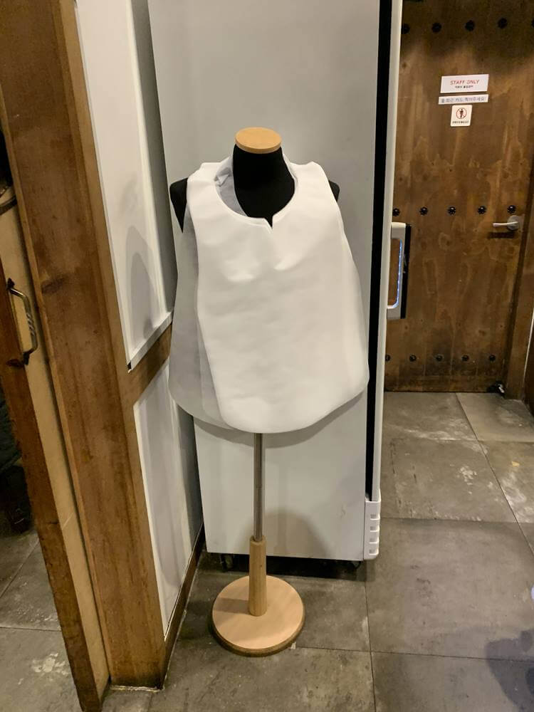 마네킹이 걸려있는 앞치마