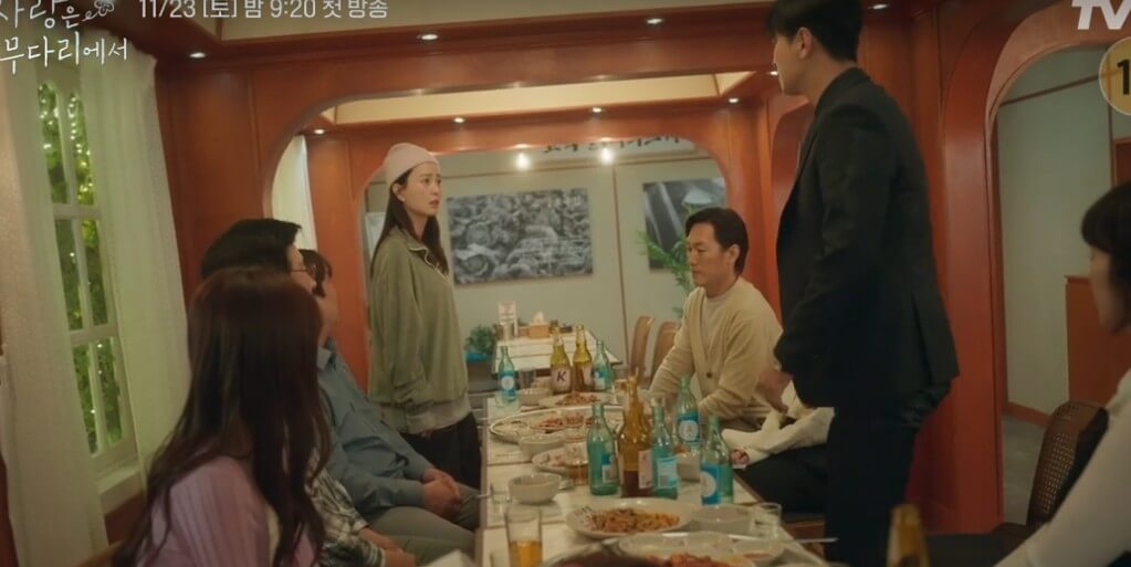 술자리에서-남녀-주인공이-일어서서-대립하고-있습니다.